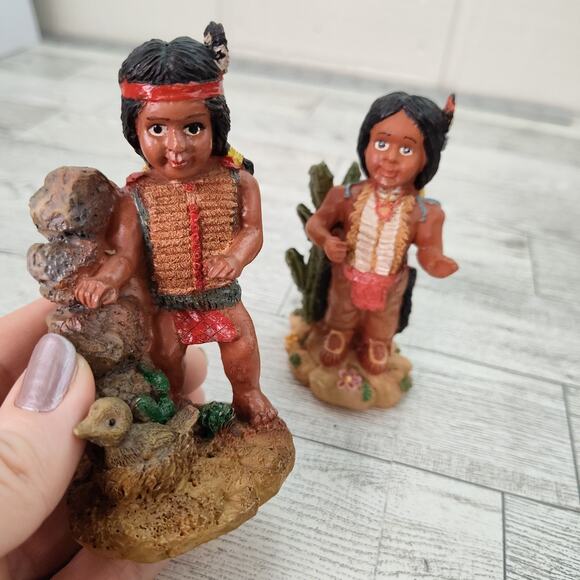 Pair of Native American Indian Kids Figurines 4" Mini Resin Home Decor - Picture 1 of 8